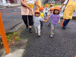 砂の感触を楽しんでいます☆